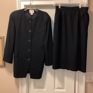 Women’s black wool jacket and skirt. Giraffe